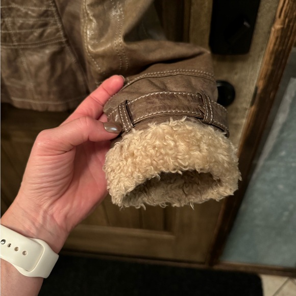 Danier Leather Ladies Leather Jacket -Beautiful Olive Green - Picture 4 of 7